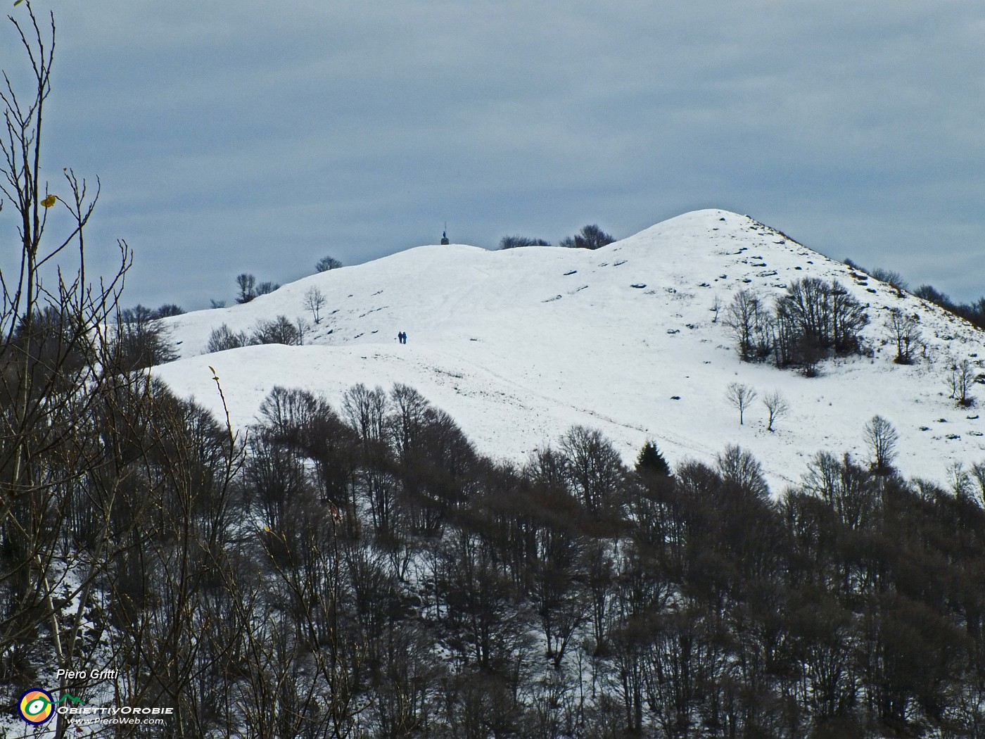 32 Scendendo alla Bocchetta del Grassello vista verso 'I Canti' .JPG